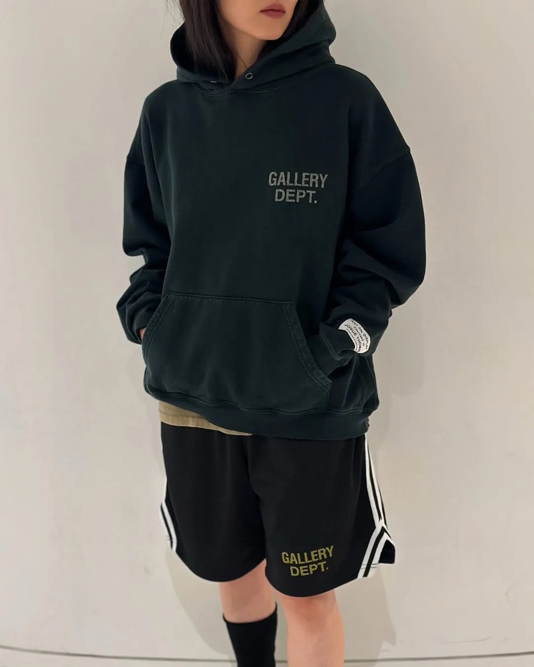 GALLERY DEPT. 90'S GD LOGO HOODIE 90's retro destruction English hoodie blue and black S-XL ⚠️Note: The color of this style should be green and black, not black! Requires custom weaving and dyeing. 500g high weight sweatshirt fabric. Fleece treatment on the inside. Overall wide and comfortable. Loose fit. Trendy and fashionable. Consistent with the original. Discharge printing process. Consistent with the original hang tag. Hanging grain with G LOGO.